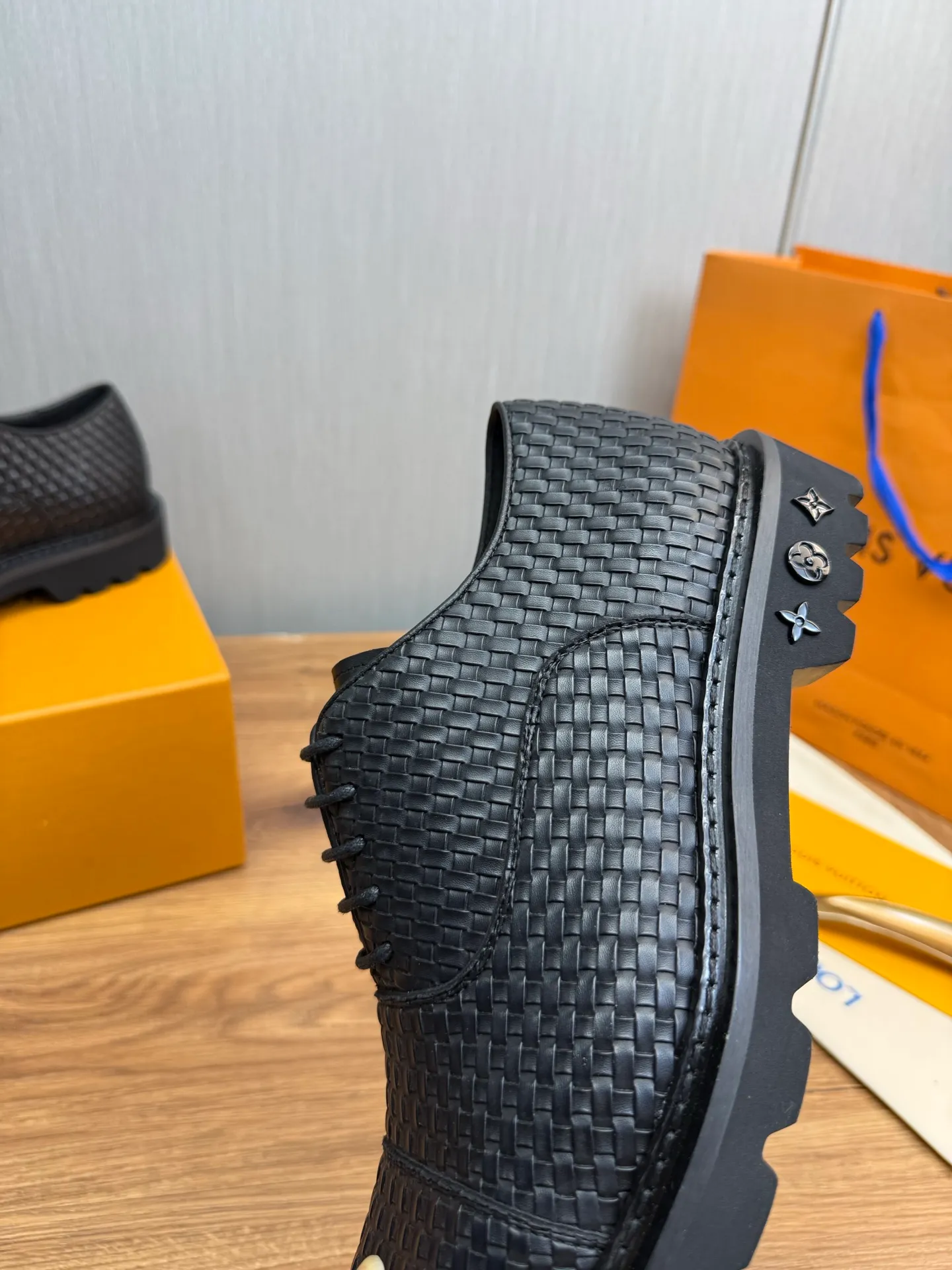 Men's shoes 💰900💰 LV. Men's casual lace-up leather shoes, the latest hot style 🔥 1:1 original purchase quality, top quality goods ⬆️The upper is imported open-edge beaded cowhide, cowhide, and cow suede. The hand-made three-dimensional stitching highlights the round toe design. The inner foot pads are all imported cowhide, with the original wear-resistant foam outsole, matching code 39-44, (38, 45 custom-made, non-refundable)
